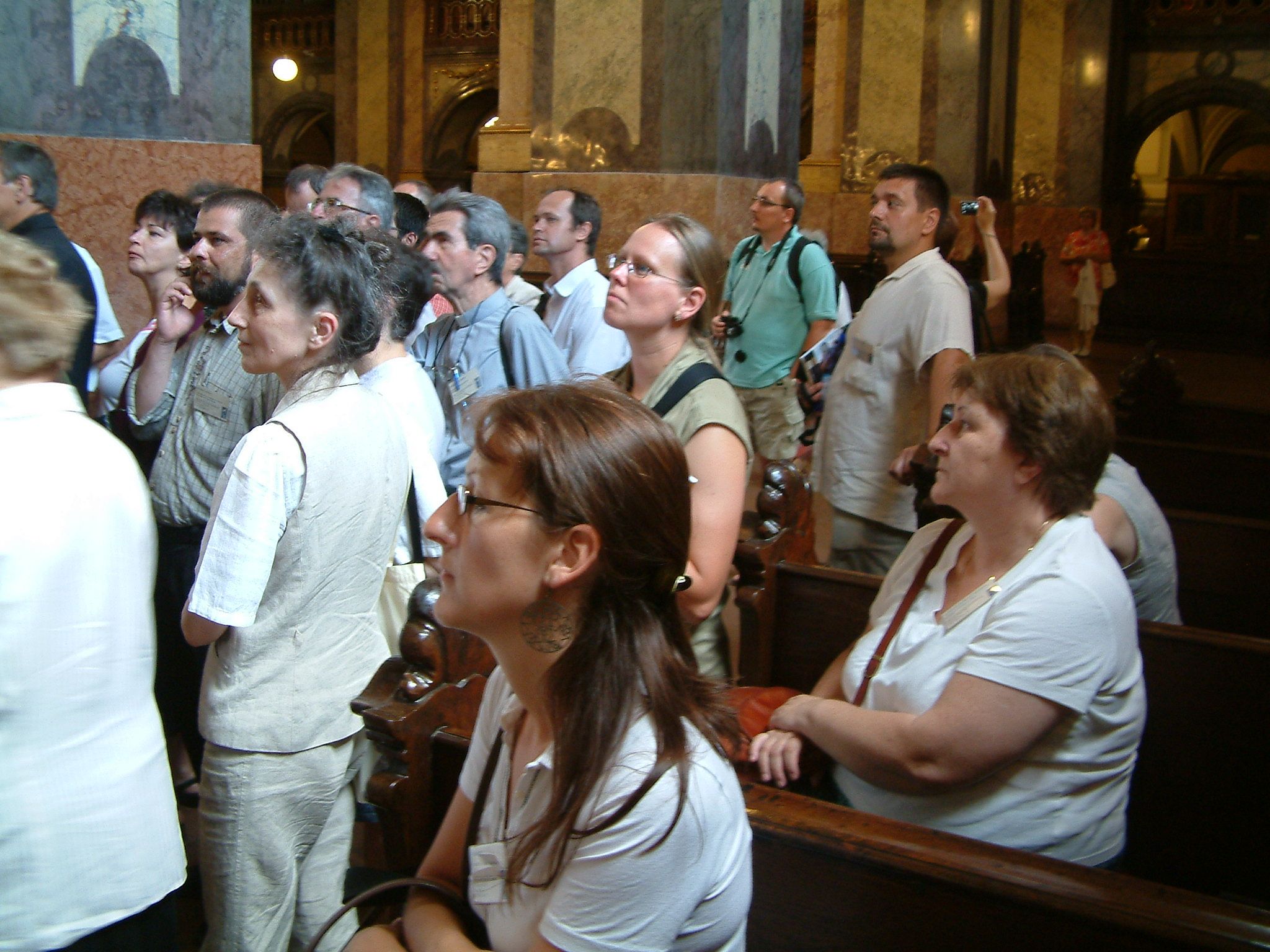 dscf0027-gyor_figyelmesen_hallgat_a_csoport