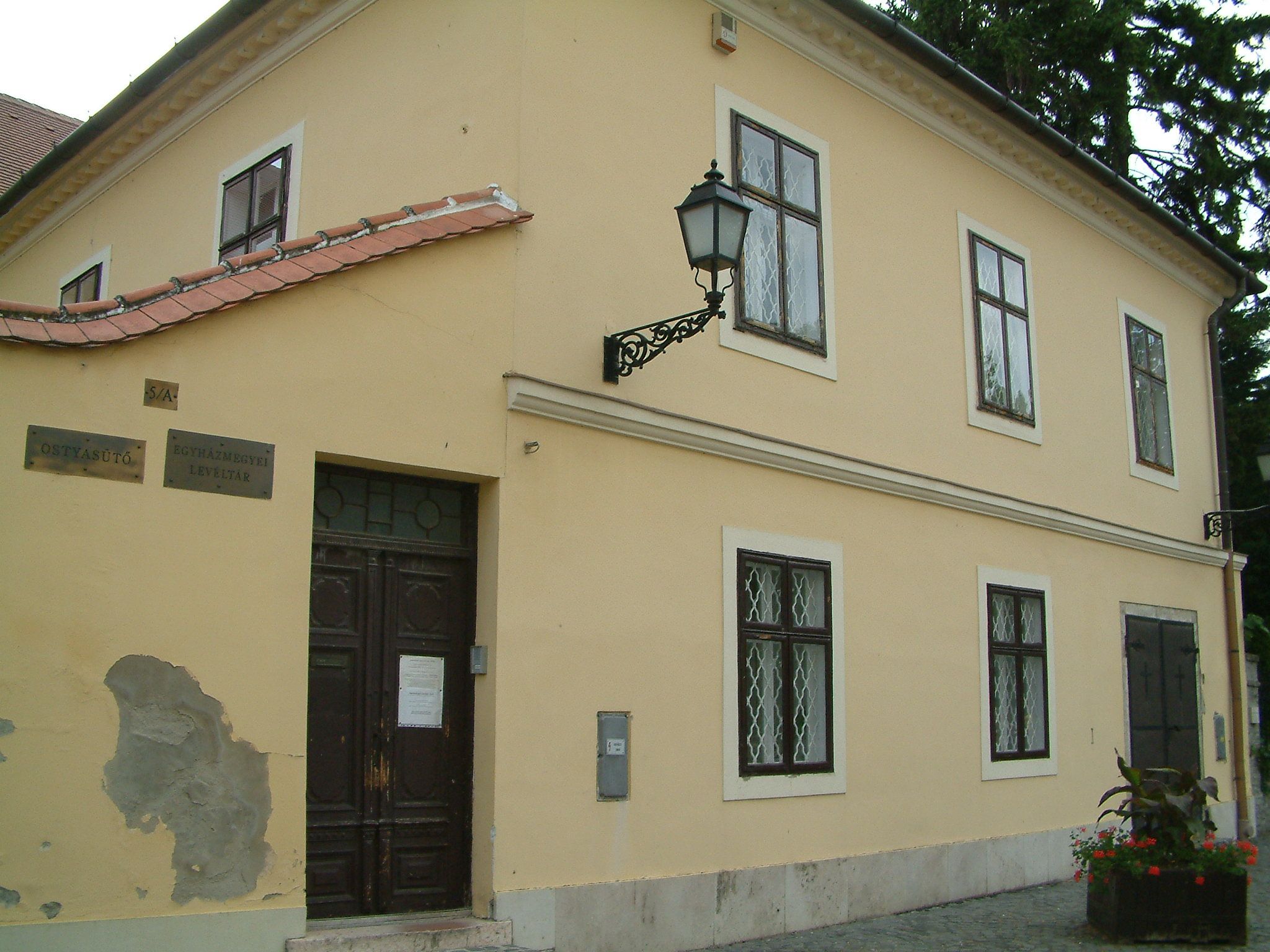 dscf0042-gyor_leveltar_bejarata