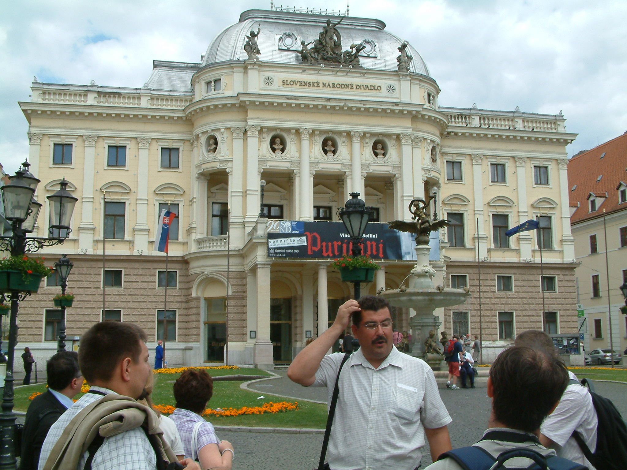 dscf0306-pozsony_szinhaz_elott