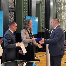 Bernád Rita-Magdolna átveszi az Orbán Balázs-díjat Bíró Barna Botond megyei tanácselnöktől, Marosvásárhely, 2026. okt. 15.